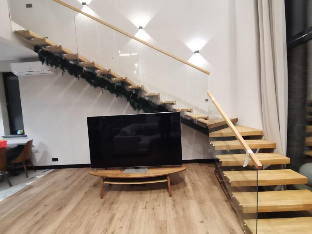 Стеклянное ограждение поворотной лестницы