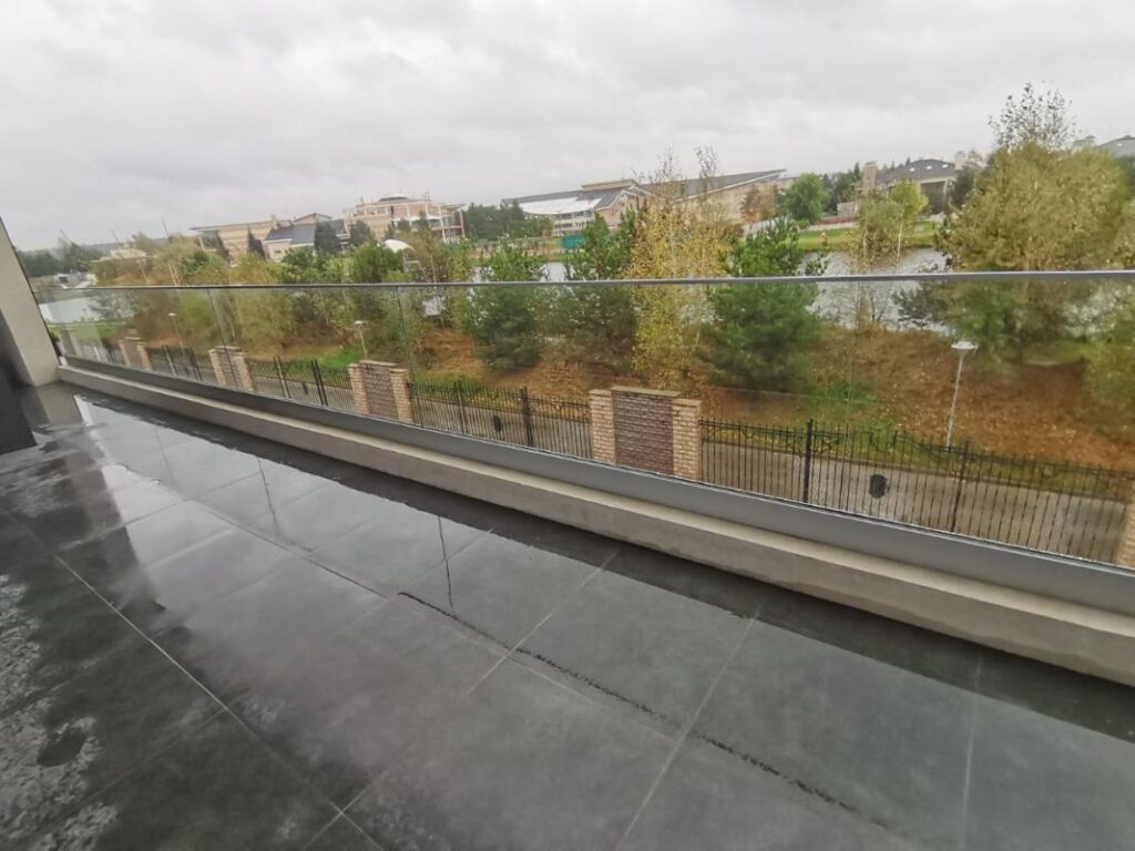 стеклянное ограждение балкона и террасы